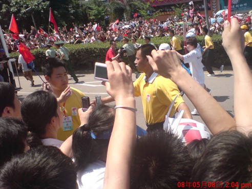 J9.COM集团员工喜迎奥运圣火